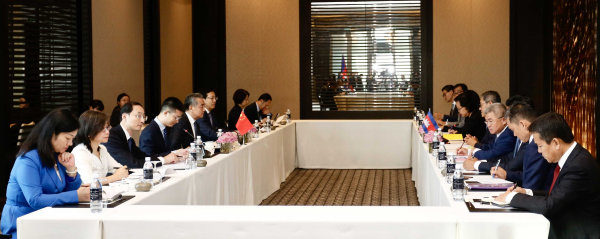 王毅会见柬埔寨候任副首相兼外交大臣、首相助理大臣宋金达2.jpg